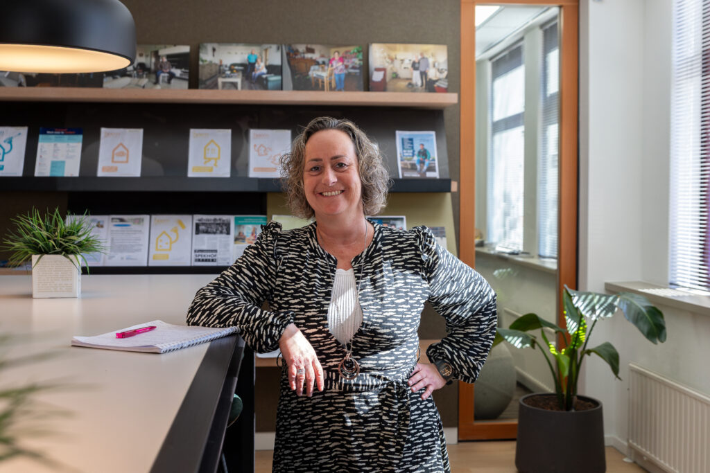 Portretfoto van Jenny Coenraads. Teamleider Service en Advies bij woningcorporatie HEEMwonen in Kerkrade.